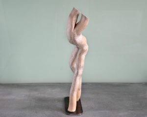 sculpture naturelle en bois brut peint, de l’artiste français Frédéric Ansermet