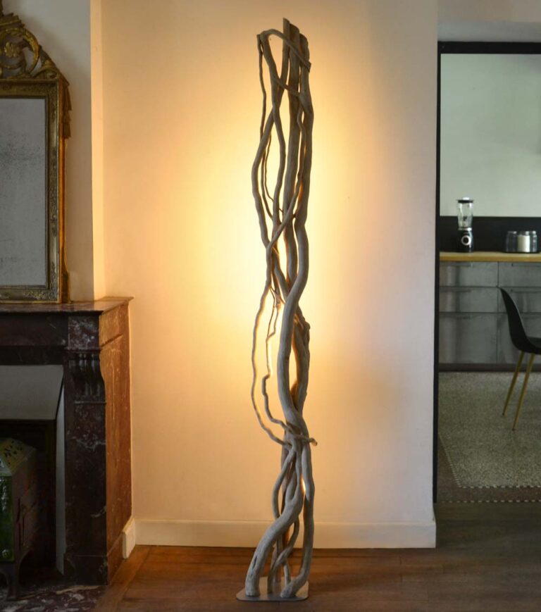 Luminaire LED en bois brut et naturel par le sculpteur et artiste français Frédéric Ansermet