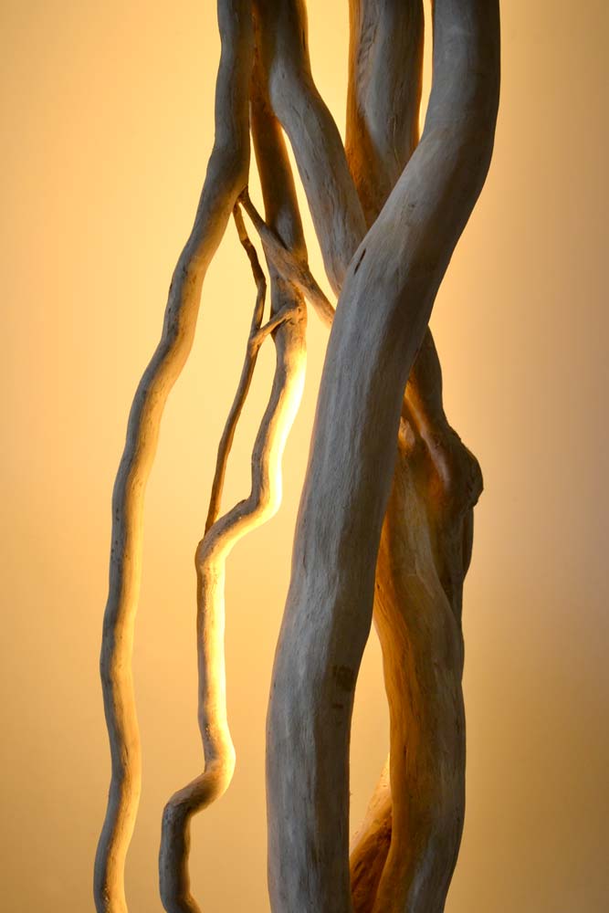 Luminaire LED en bois brut et naturel par le sculpteur et artiste français Frédéric Ansermet