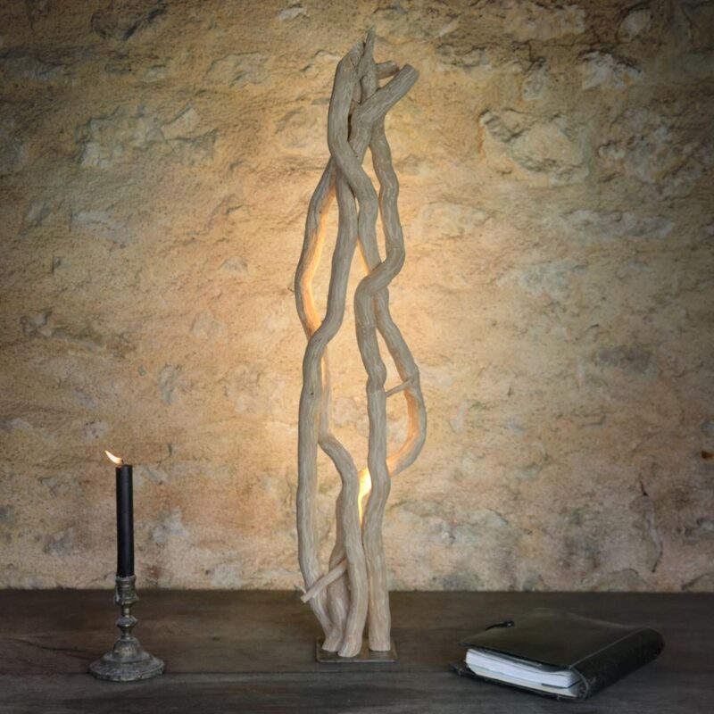 Luminaire en bois naturel, design brut et naturel par le sculpteur et artiste français Frédéric Ansermet