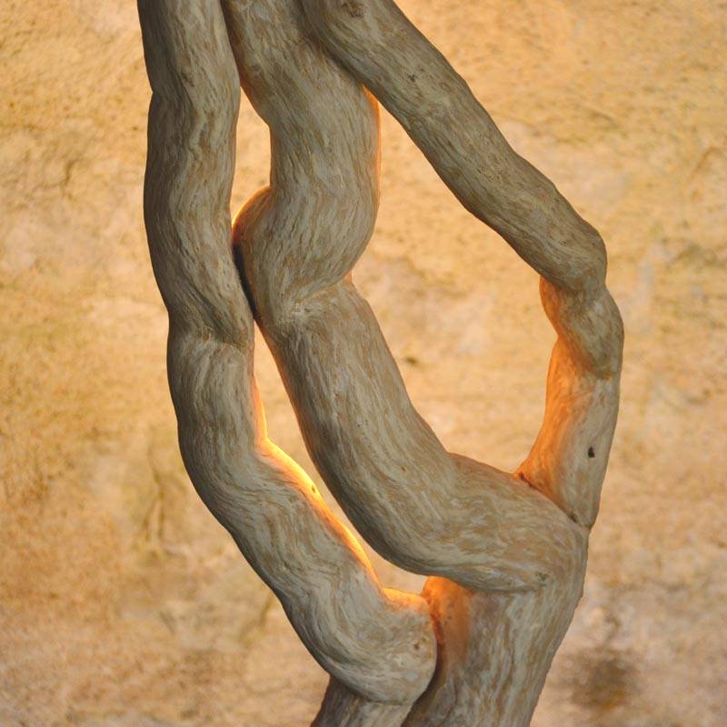 Luminaire en bois naturel, design brut et naturel par le sculpteur et artiste français Frédéric Ansermet