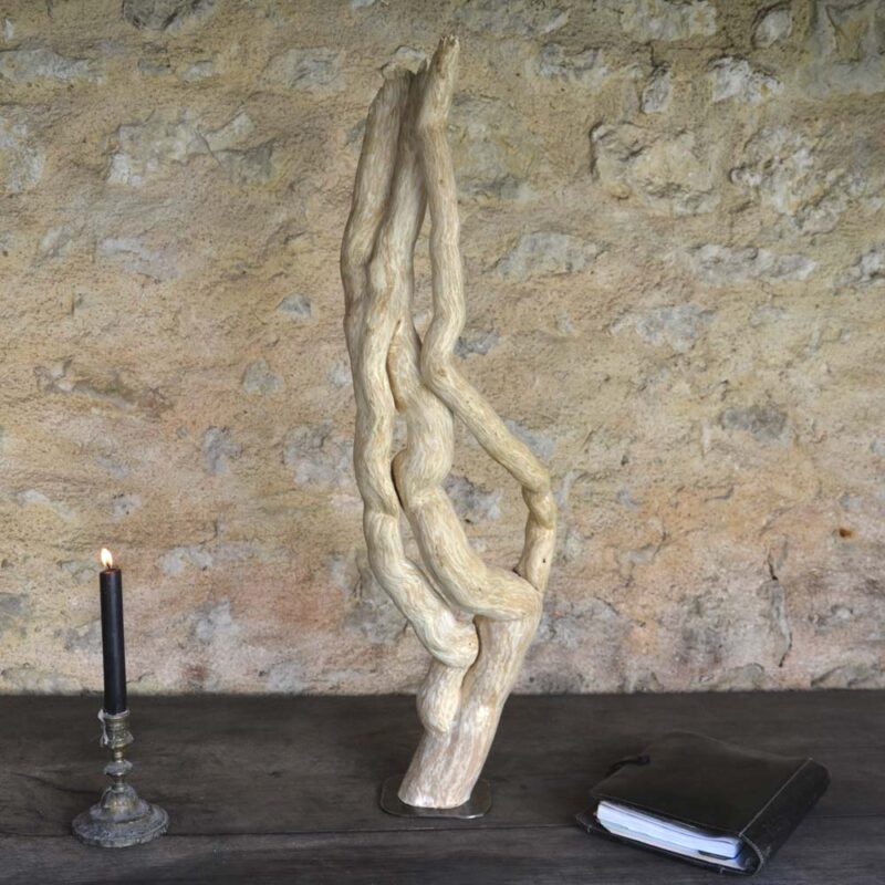 Luminaire en bois naturel, design brut et naturel par le sculpteur et artiste français Frédéric Ansermet