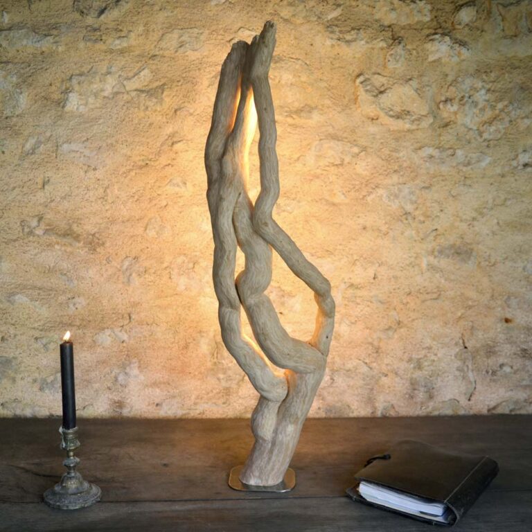 Luminaire en bois naturel, design brut et naturel par le sculpteur et artiste français Frédéric Ansermet