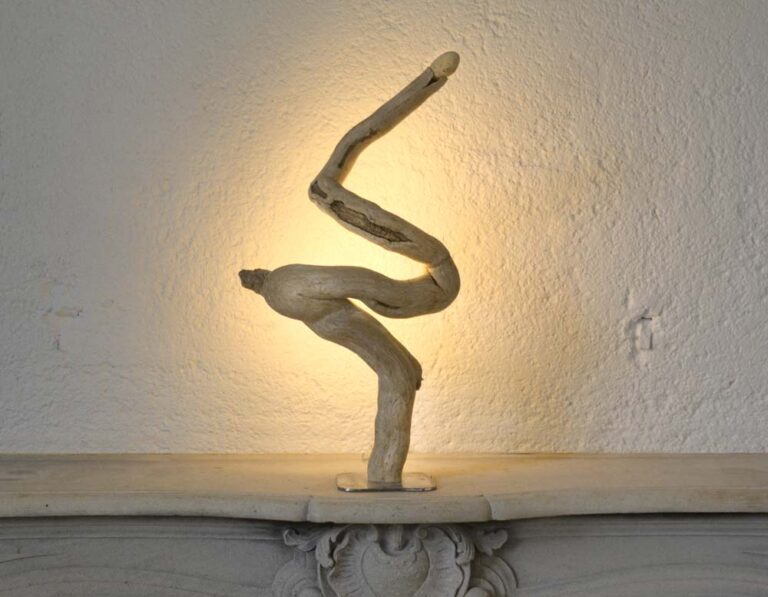 Luminaire LED en bois brut et naturel par le sculpteur et artiste français Frédéric Ansermet