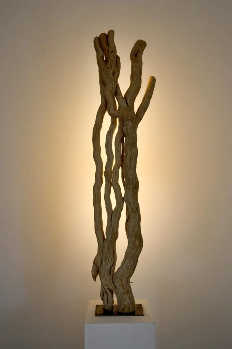 Luminaire LED en bois brut et naturel par le sculpteur et artiste français Frédéric Ansermet