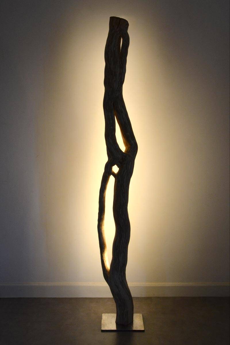 Luminaire LED en bois brut, bois flotté naturel par le sculpteur et artiste français Frédéric Ansermet