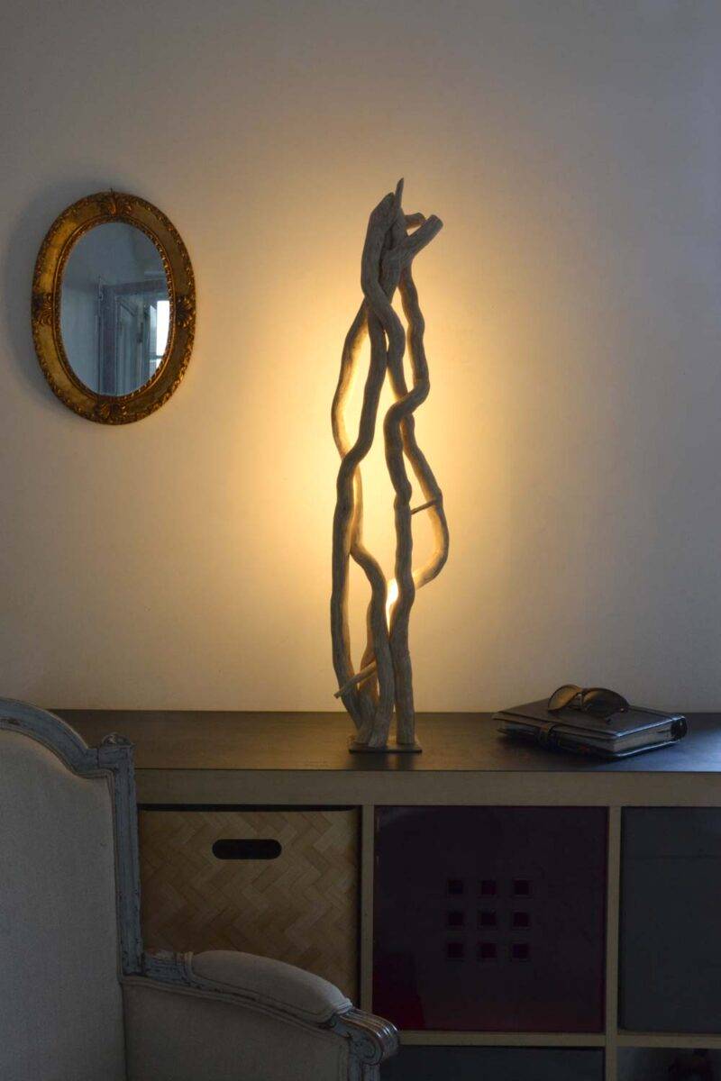 Luminaire LED en bois brut et naturel par le sculpteur et artiste français Frédéric Ansermet