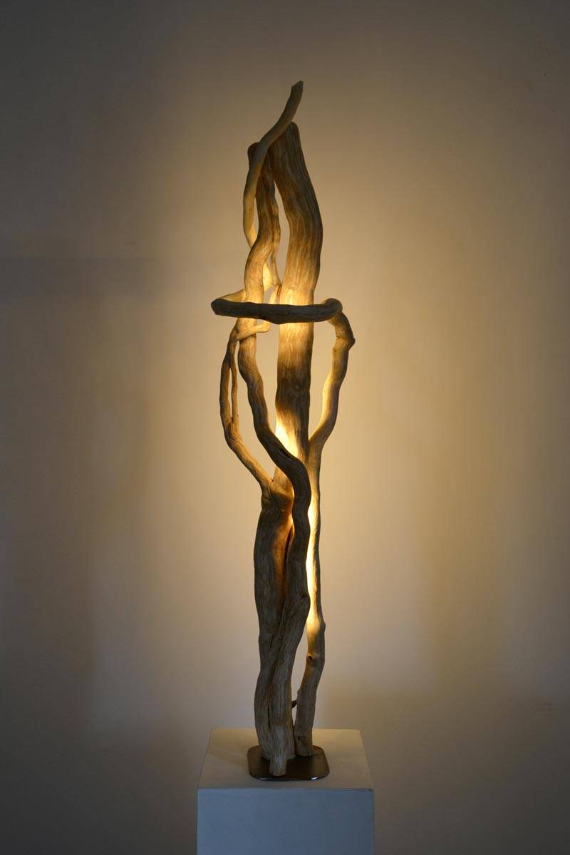 Luminaire LED en bois brut et naturel par le sculpteur et artiste français Frédéric Ansermet