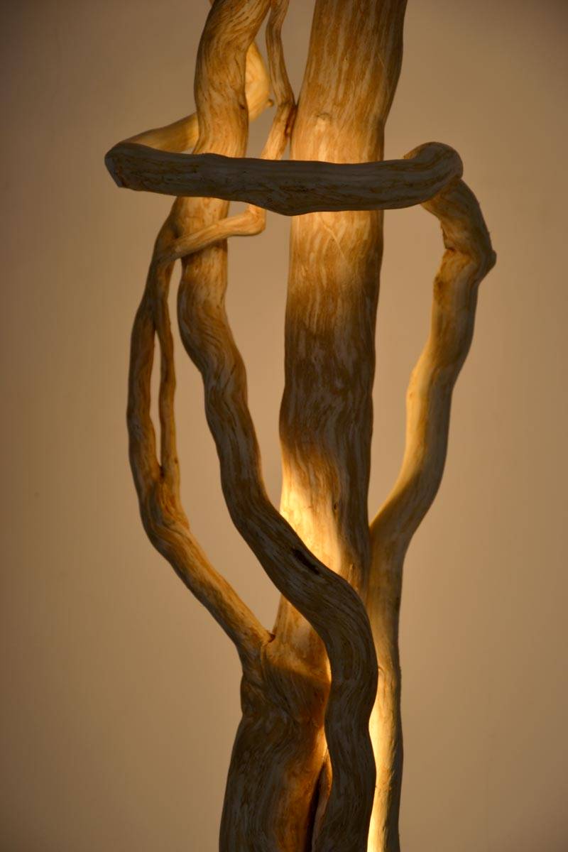 Luminaire LED en bois brut et naturel par le sculpteur et artiste français Frédéric Ansermet