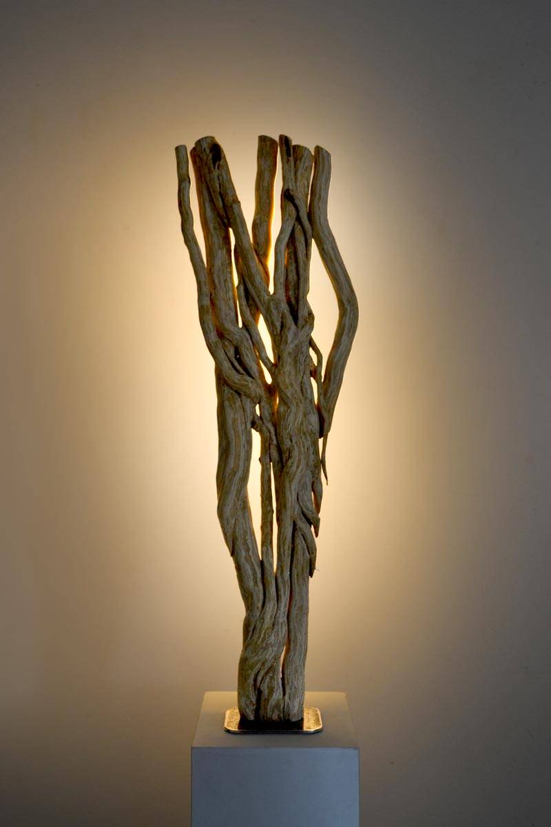 Luminaire LED en bois brut et naturel par le sculpteur et artiste français Frédéric Ansermet