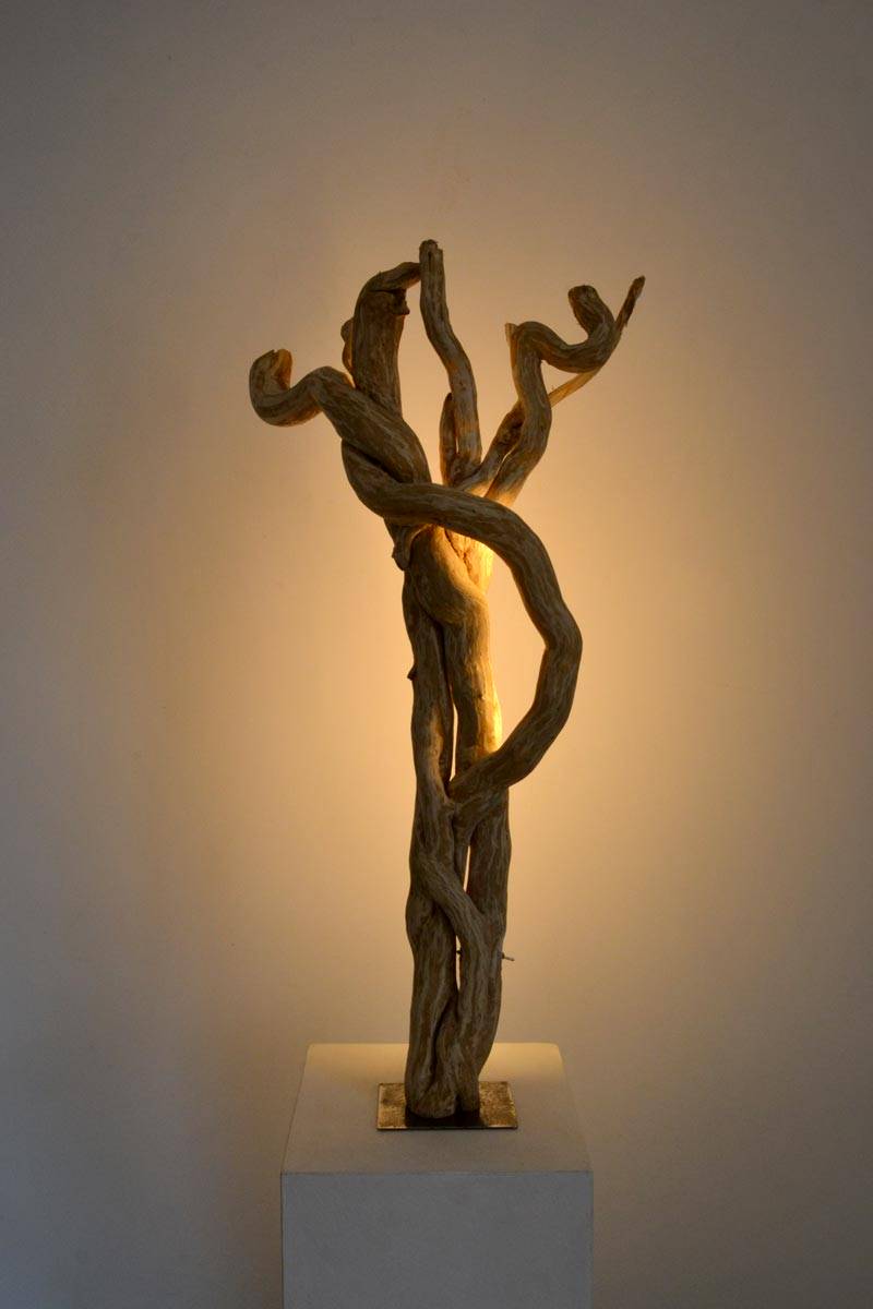 Luminaire LED en bois brut et naturel par le sculpteur et artiste français Frédéric Ansermet