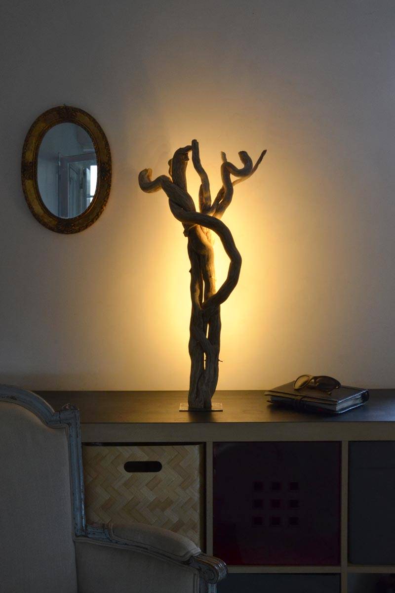 Luminaire LED en bois brut et naturel par le sculpteur et artiste français Frédéric Ansermet