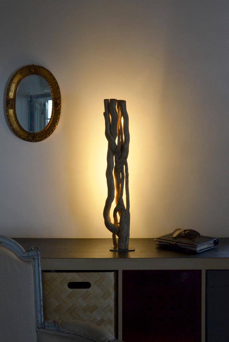 Luminaire LED en bois brut, bois flotté naturel par le sculpteur et artiste français Frédéric Ansermet