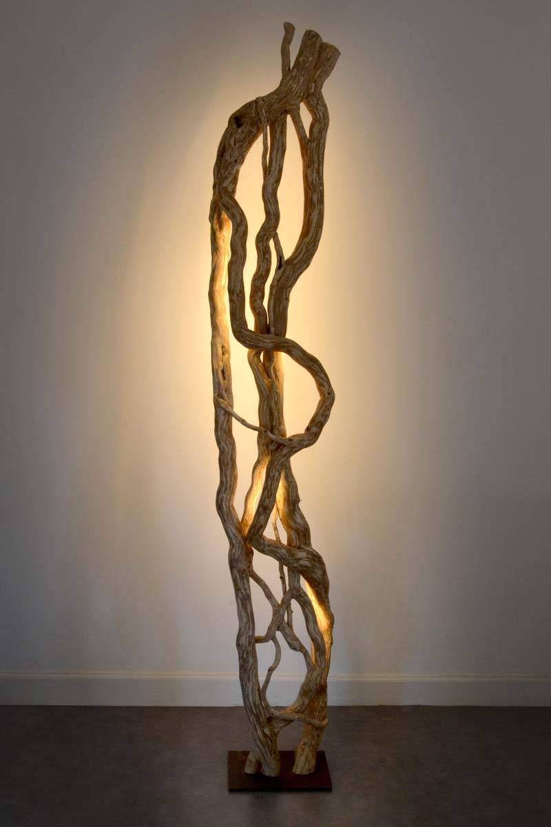 Luminaire LED en bois brut, bois flotté naturel par le sculpteur et artiste français Frédéric Ansermet