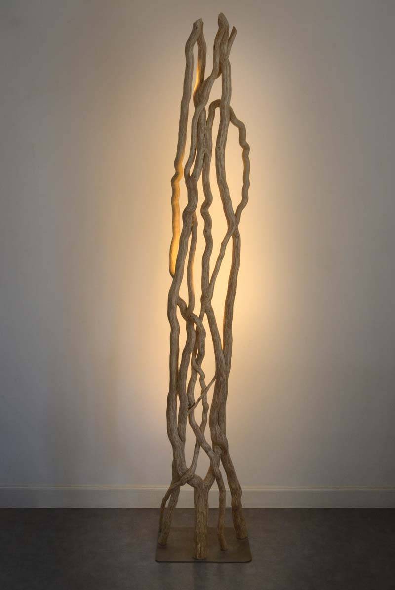 Luminaire LED en bois brut, bois flotté naturel par le sculpteur et artiste français Frédéric Ansermet