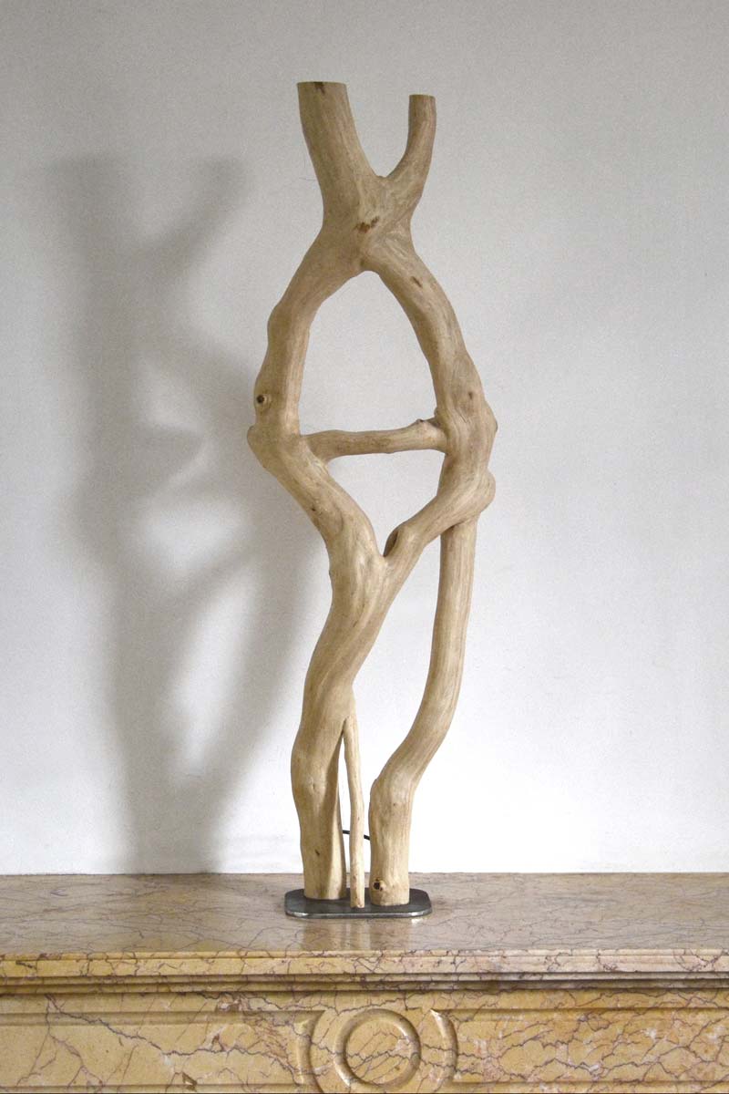 Luminaire LED en bois brut, bois naturel par le sculpteur et artiste français Frédéric Ansermet